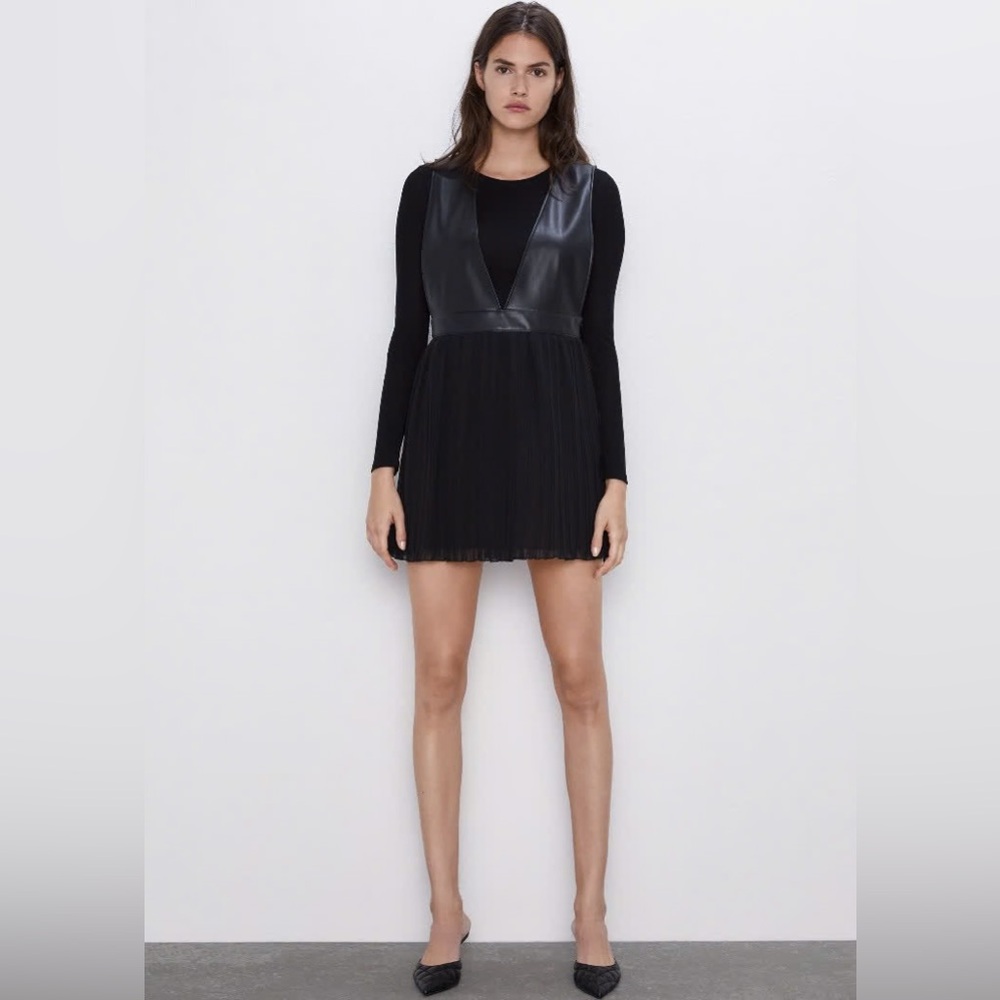 🖤 Zara Faux Leather & Pleated Mini Dress
📏 Size: X-Small